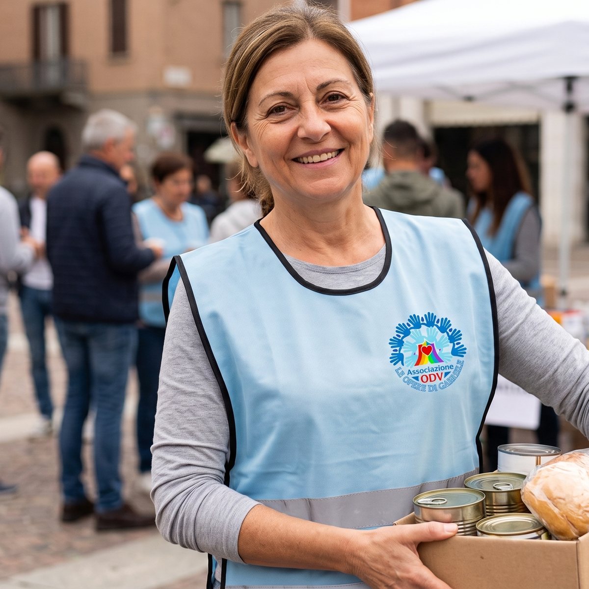 Una volontaria dell'associazione con un pacco viveri